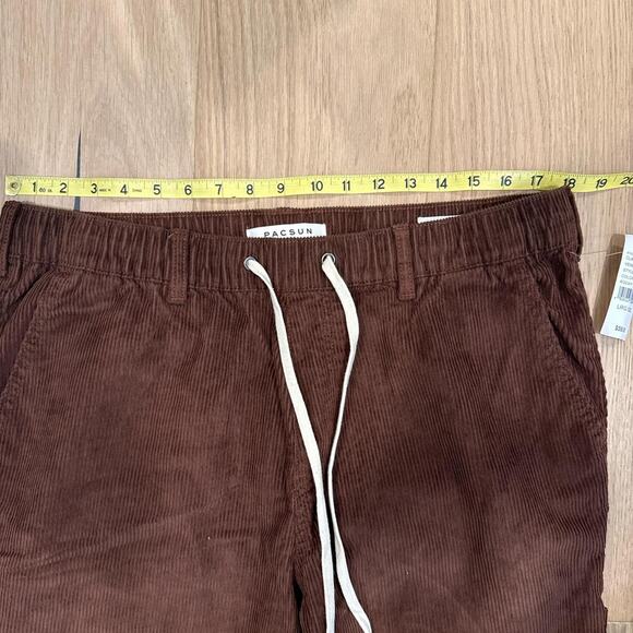 Brown corduroy trousers and cream t-shirt - Picture 6 of 7